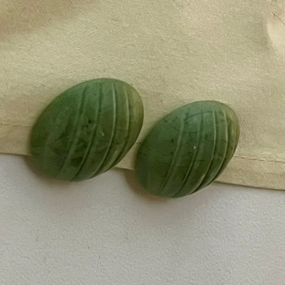 Jade Stone Ribbed Earrings - Picture 8 of 16